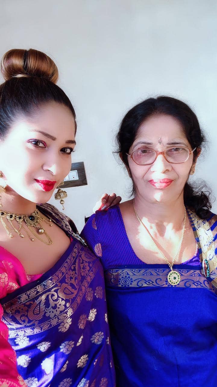 pavi poovappa with mom